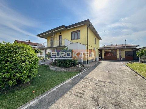Villetta bifamiliare in Via Bastone, Dalmine