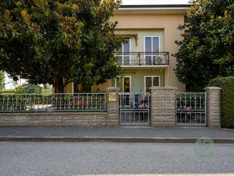 Villetta a schiera in Via C. Colombo, 3, Novi di Modena