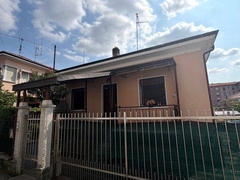 Villa in Via Caltanissetta s.n.c, Madonna Regina, Busto Arsizio