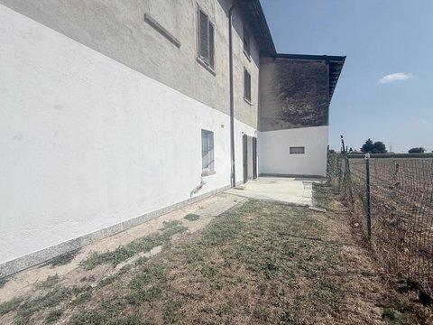 Trilocale in Via Piatti, 19, Turate