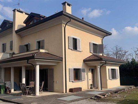 Villa in Via Vitt. Emanuele, 13 a, Triuggio
