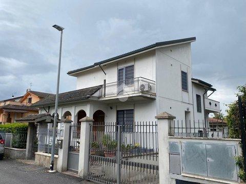 Quadrilocale in Via Carapelle, 19, Torre Gaia - Villa Verde, Roma