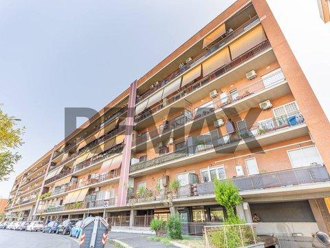 Trilocale in Viale Bruno Pelizzi, 123, Cinecittà Est, Roma