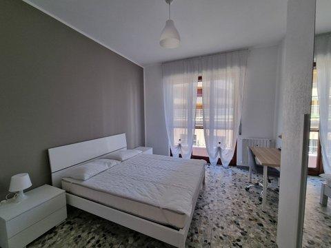 Camera in Viale Carlo Noè, 32, Ronchi, Gallarate