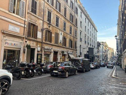 Bilocale in Via Sistina, Zona Piazza di Spagna, Roma