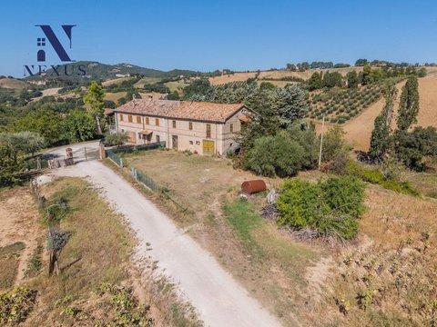 Casa rurale in Via Mombaroccese Serrungarina, Colli al Metauro