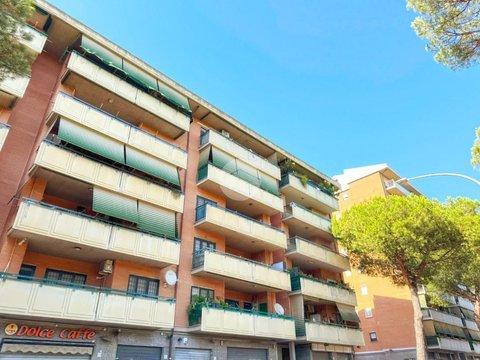 Trilocale in Via Francesco Gentile, 57, Cinecittà Est, Roma