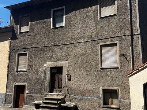 Casa indipendente in Via del Giardino, 43, Soriano nel Cimino