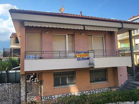 Appartamento su due piani in Via Aurelia, 128, Porto, Loano