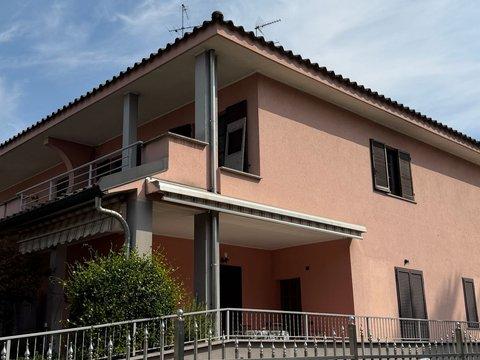 Quadrilocale in Viale Lombardia, 55, Villaggio dei Giovi - San Francesco, Limbiate