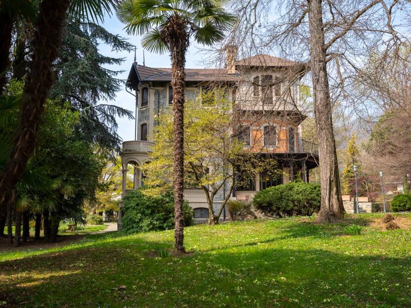 Villa plurifamiliare via Camillo Benso di Cavour 114, Centro, Corio