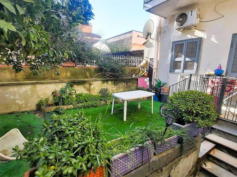 Bilocale da ristrutturare, piano rialzato, Centro, Casalnuovo di Napoli