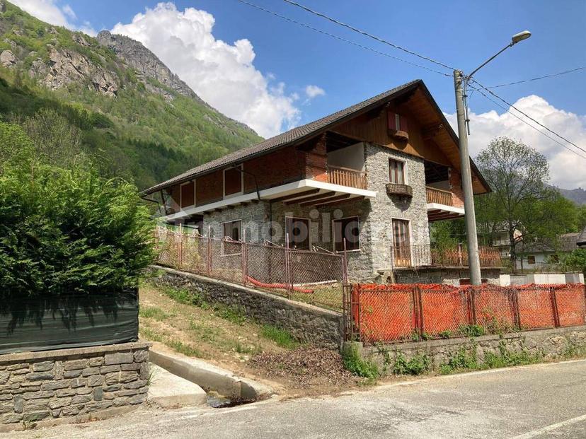 Villa bifamiliare via Breno, Breno, Chialamberto