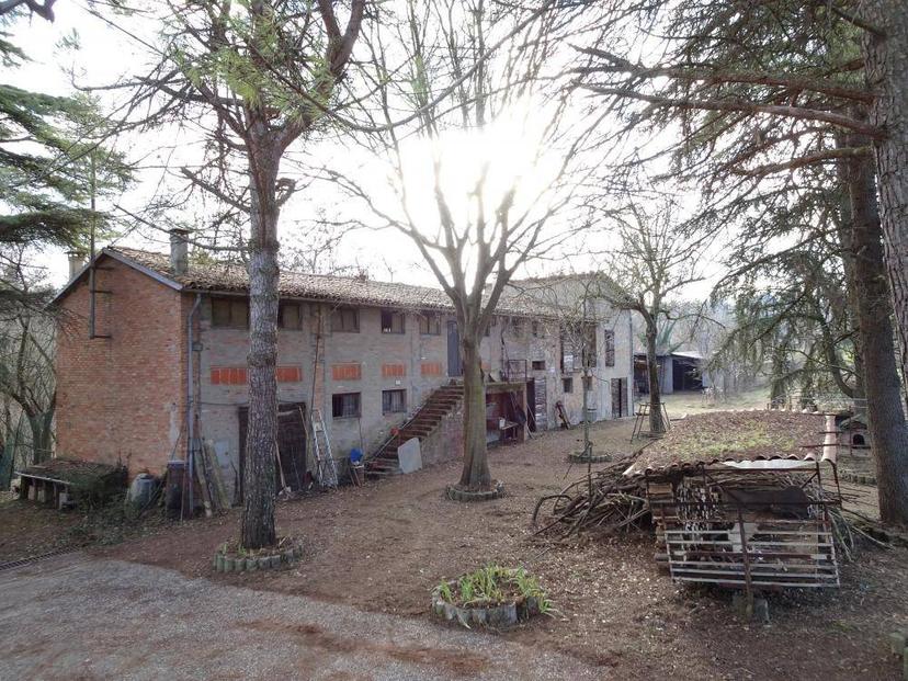 Villa bifamiliare, da ristrutturare, 165524 m², Tre Monti, Imola