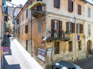 Appartamento via palazzo di città 35, Centro, Saluzzo — foto 2 di 21