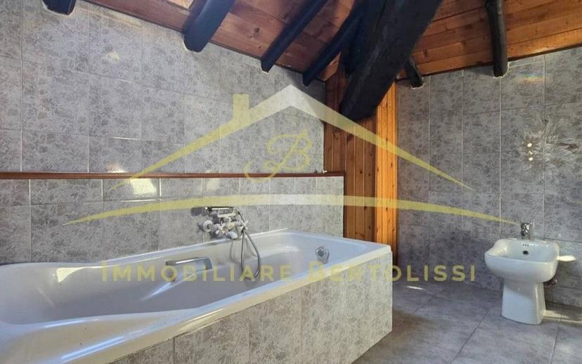 Mansarda viale Varallo 5, Centro, Borgosesia — foto 15 di 31
