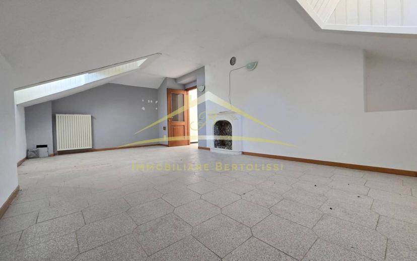 Mansarda viale Varallo 5, Centro, Borgosesia — foto 4 di 31