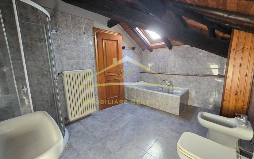 Mansarda viale Varallo 5, Centro, Borgosesia — foto 3 di 31