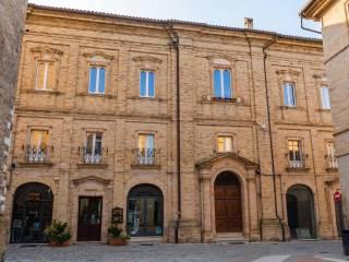 Trilocale corso Persiani 7, Centro, Recanati