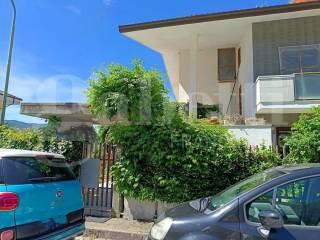 Villa bifamiliare via Newton, 8, Pesche — foto 6 di 24