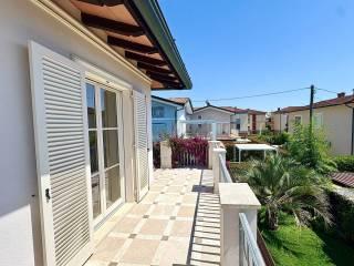 Villa unifamiliare via della Croce, Cinquale, Montignoso — foto 23 di 33
