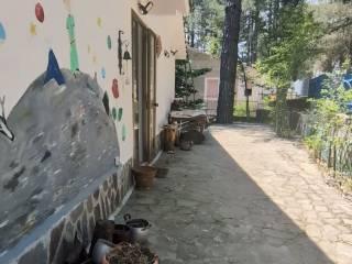 Villa bifamiliare via delle Begonie, Villaggio Pino Grande, Savelli