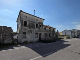 Terratetto plurifamiliare Adolfo Azzi 64, Trecenta