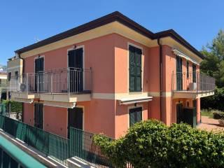Trilocale via Diano San Pietro 77, Centro, Diano Castello — foto 15 di 16