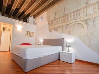 Bilocale corso Porta Borsari 23, Centro Storico, Verona