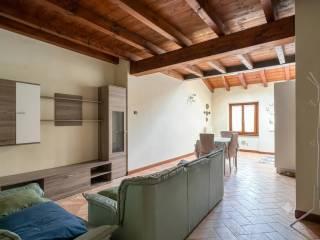 Appartamento buono stato, secondo piano, Centro, Poggio Rusco
