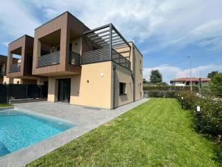 Villa unifamiliare via Case Sparse Serraglie 60, Pieve Vecchia, Villaggio Sanghen, Manerba del Garda