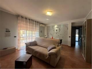 Trilocale ottimo stato, primo piano, Centro, Oleggio — foto 3 di 14