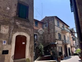 Quadrilocale via Borgo Vecchio 95, Centro, Caprarola