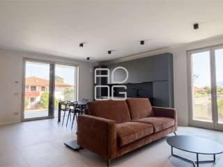 Appartamento nuovo, primo piano, Desenzano Centro, Desenzano del Garda — foto 11 di 34