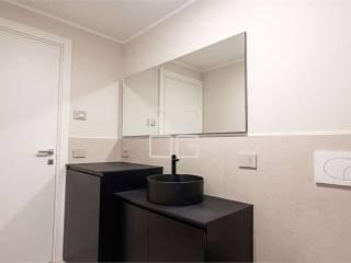 Appartamento nuovo, primo piano, Desenzano Centro, Desenzano del Garda — foto 2 di 34