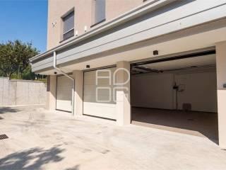 Appartamento nuovo, primo piano, Desenzano Centro, Desenzano del Garda — foto 3 di 34