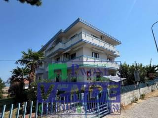 Appartamento viale Aldo Moro 75, Centro, Atri — foto 10 di 95