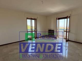 Appartamento viale Aldo Moro 75, Centro, Atri — foto 5 di 95