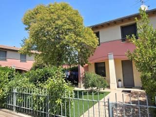 Villa bifamiliare via Martiri della Libertà 14, Centro, Castelvetro Piacentino — foto 2 di 37