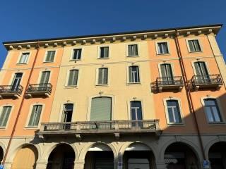 Trilocale piazza Pietro Cuzzi 2, Centro, Besana in Brianza — foto 9 di 12