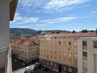 Trilocale via del Coroneo 10, Borgo Teresiano, Trieste
