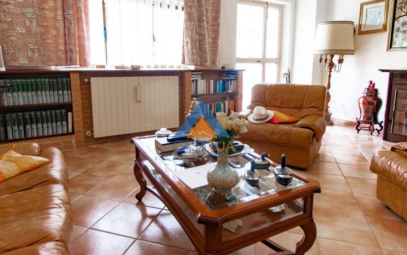 Casale via Pilli, Montecchio — foto 3 di 78