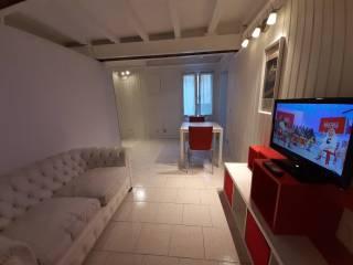 Bilocale via Emilia Santo Stefano, Centro Storico, Reggio Emilia — foto 2 di 9
