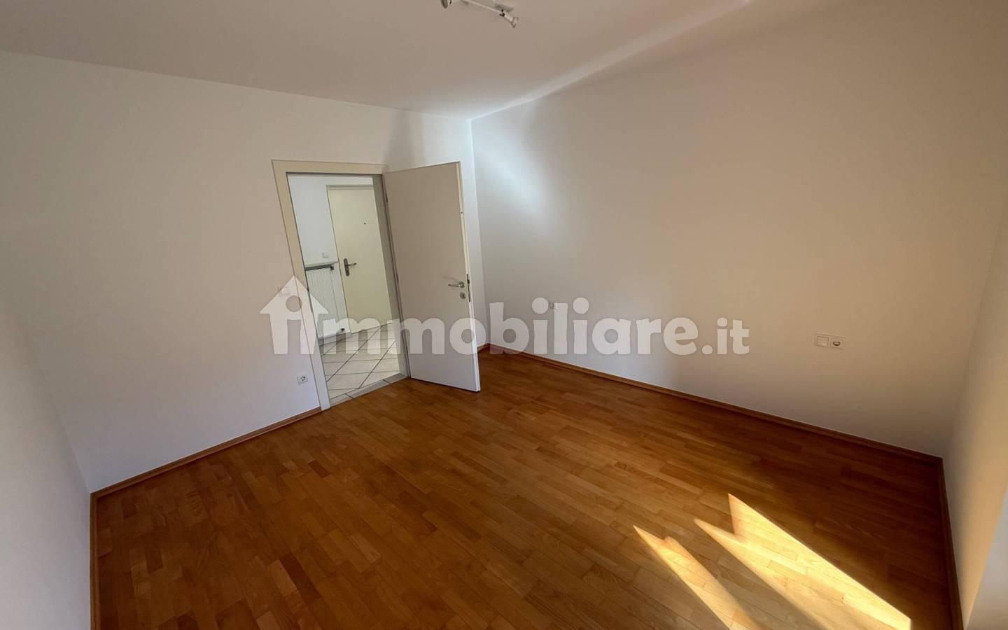 Trilocale via Virgilio 3A, Centro, Merano