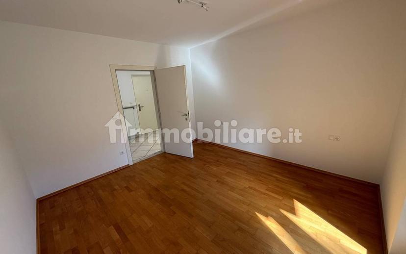 Trilocale via Virgilio 3A, Centro, Merano