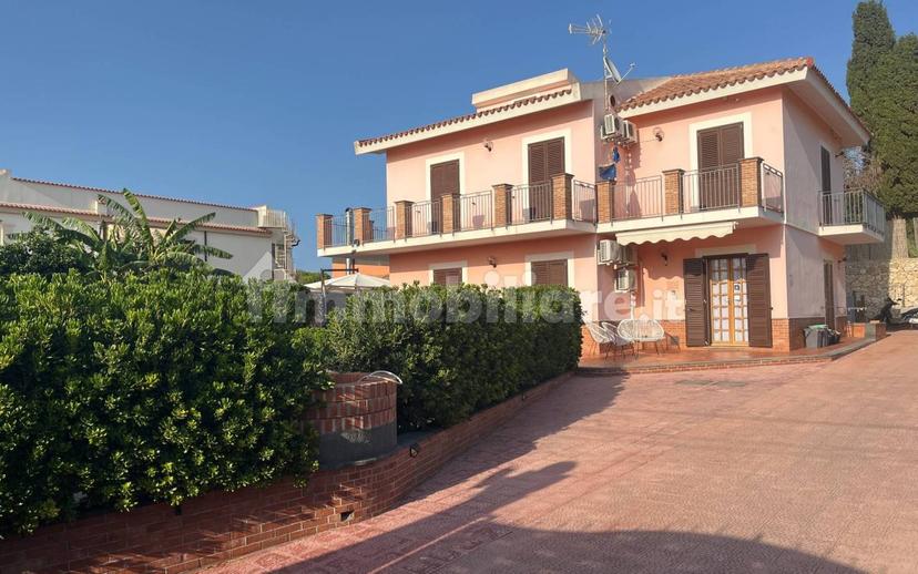 Villa unifamiliare via Giuseppe l'Innografo 20, Isola, Siracusa