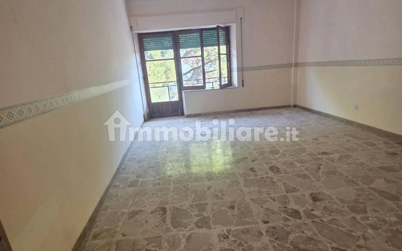 Quadrilocale da ristrutturare, secondo piano, Pentone — foto 2 di 13