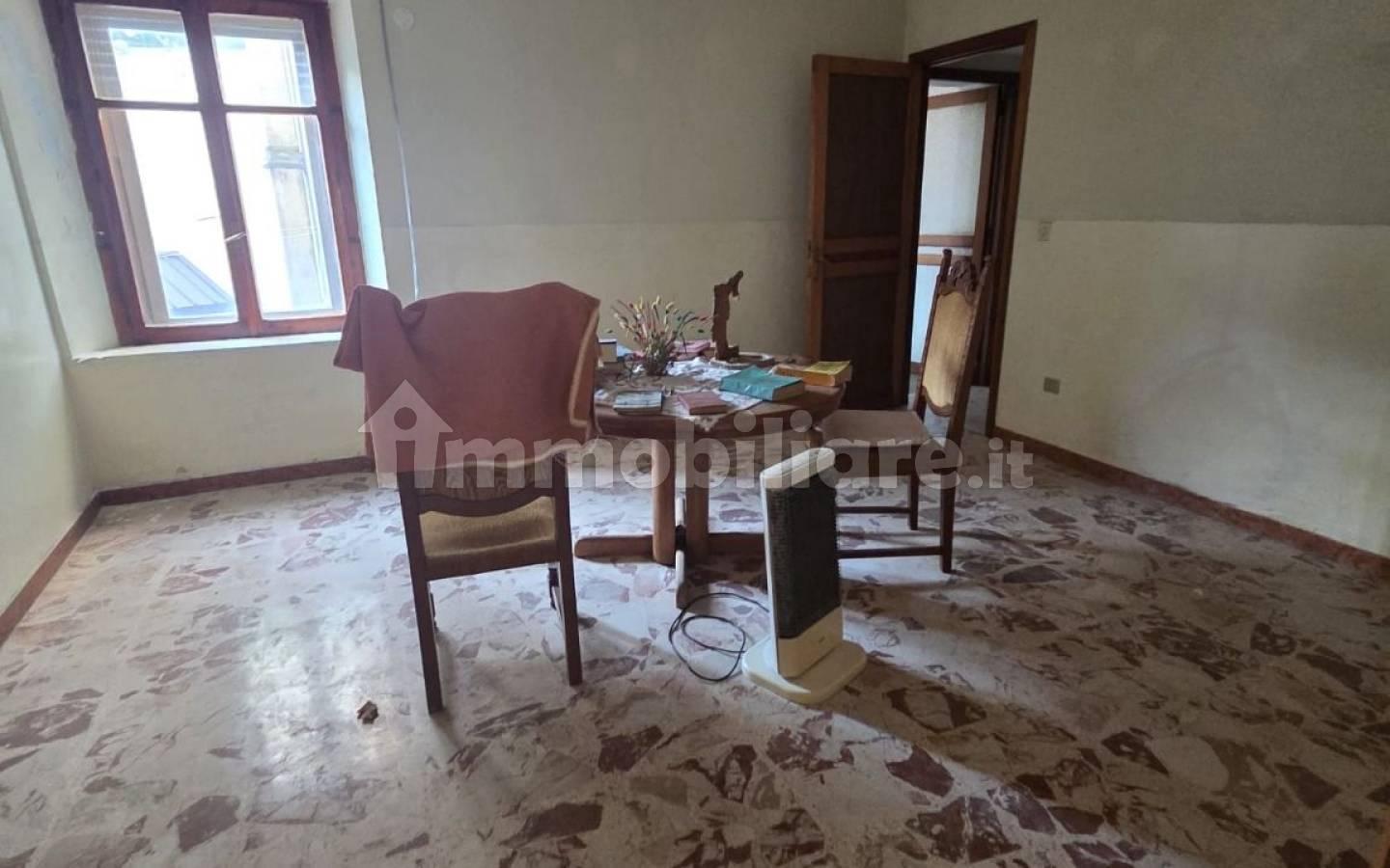 Quadrilocale da ristrutturare, secondo piano, Pentone