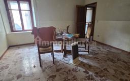 Quadrilocale da ristrutturare, secondo piano, Pentone