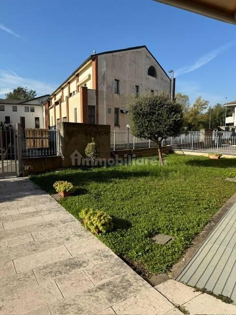 Trilocale buono stato, primo piano, Parona, Verona